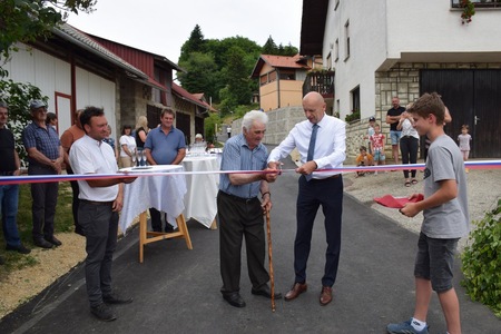 Skozi Prušnjo vas odslej po obnovljeni cesti