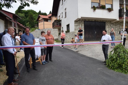 Skozi Prušnjo vas odslej po obnovljeni cesti