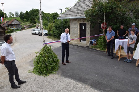 Skozi Prušnjo vas odslej po obnovljeni cesti