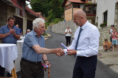 Skozi Prušnjo vas odslej po obnovljeni cesti