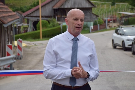 Skozi Prušnjo vas odslej po obnovljeni cesti