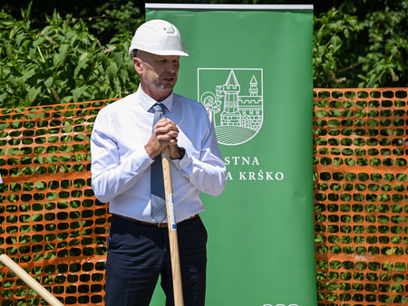 Prva lopata za projekt izgradnje kanalizacije in druge infrastrukture v Gržeči vasi in Malem Podlogu