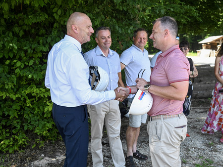 Prva lopata za projekt izgradnje kanalizacije in druge infrastrukture v Gržeči vasi in Malem Podlogu