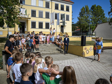 Osnovna šola XIV. divizije Senovo bogatejša za nov kombi