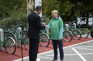 Župan je podelil kartico Krčan prvi uporabnici sistema izposoje koles Andreji Petan.