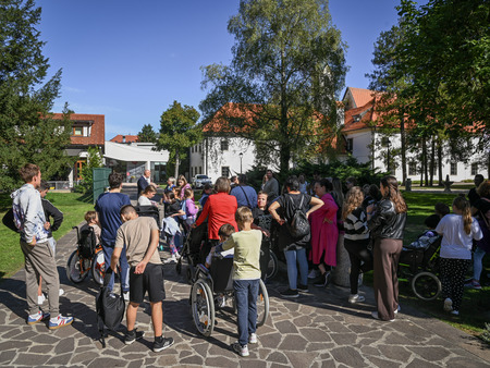 Gibalno ovirani skozi mesto in na ogled gradbišča nove šole