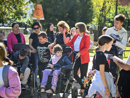 Gibalno ovirani skozi mesto in na ogled gradbišča nove šole