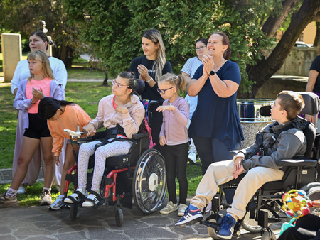 Gibalno ovirani skozi mesto in na ogled gradbišča nove šole