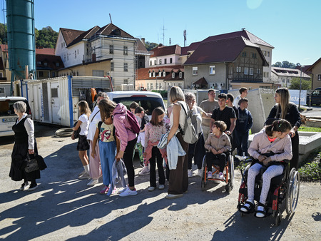 Gibalno ovirani skozi mesto in na ogled gradbišča nove šole
