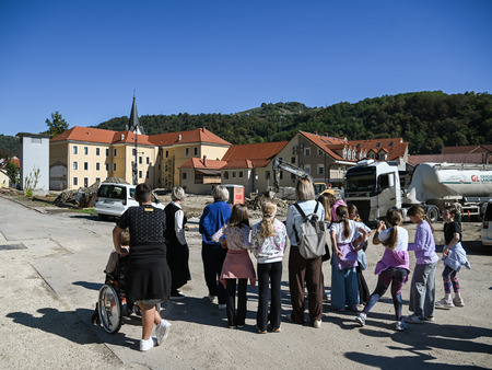 Gibalno ovirani skozi mesto in na ogled gradbišča nove šole