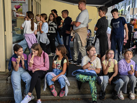 Gibalno ovirani skozi mesto in na ogled gradbišča nove šole
