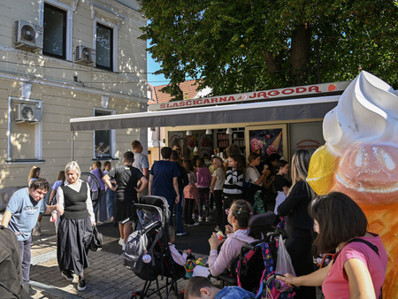 Gibalno ovirani skozi mesto in na ogled gradbišča nove šole