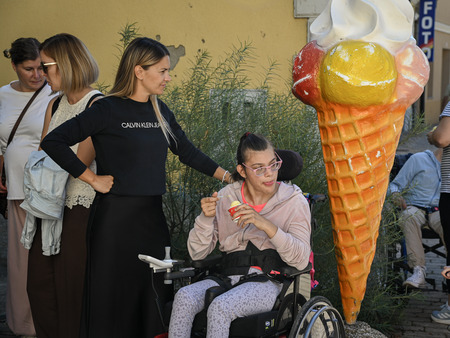 Gibalno ovirani skozi mesto in na ogled gradbišča nove šole