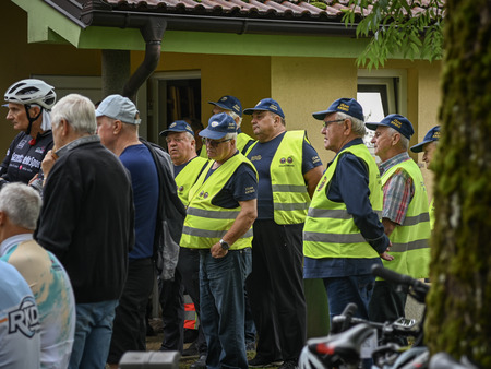 Kolesarjenje po poteh defibrilatorjev 