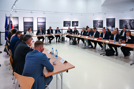 Župan Janez Kerin na srečanju županov s predstavniki vlade o sistemskih rešitvah na področju romske problematike