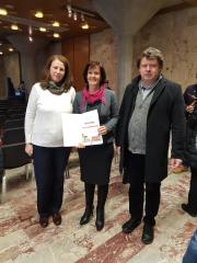 Z leve: direktorica Valvasorjeve knjižnice Krško Urška Lobnikar Paunović, direktorica občinske uprave Občine Krško Melita Čopar in Vili Planinc, strokovni sodelavec Valvasorjeve knjižnice Krško